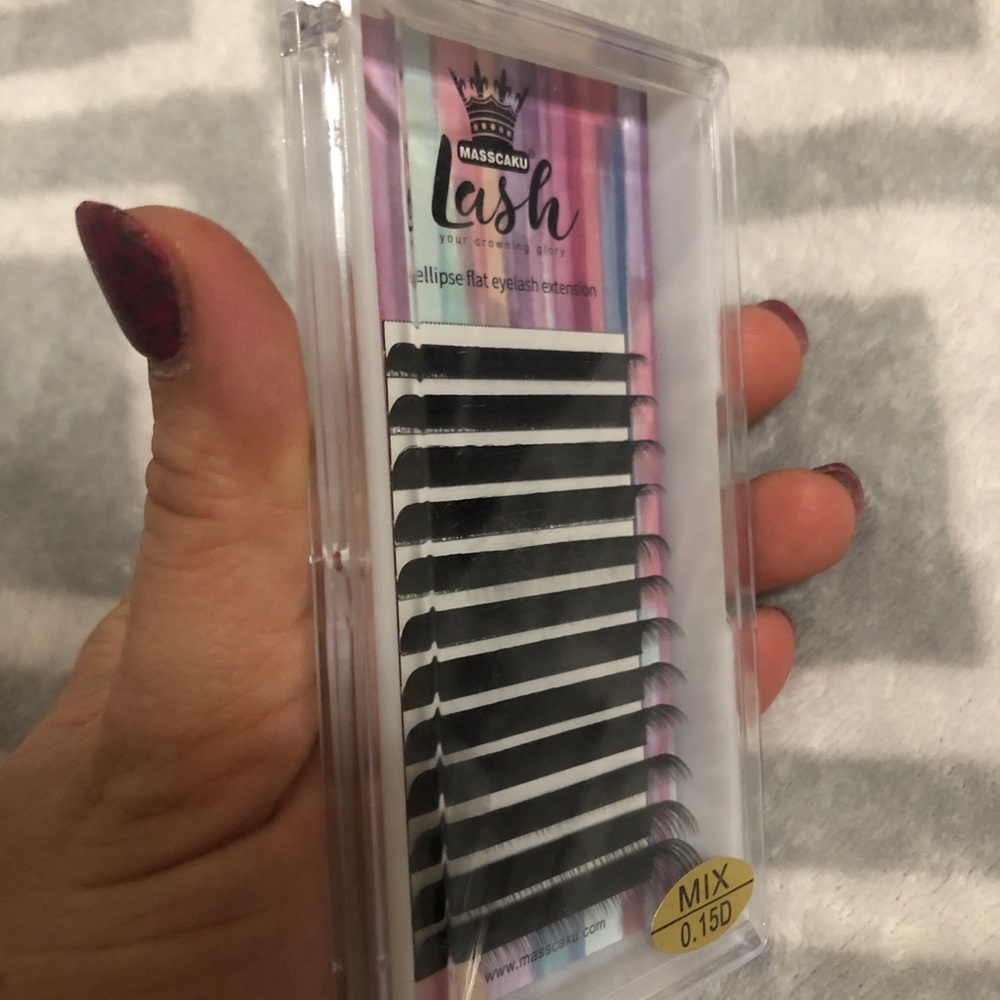 Single eyelashes extensions